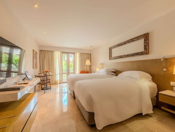 Superior Room, 2 Twin Beds, Balcony, Pool View