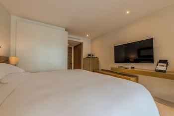 Classic Room, 1 King Bed (Interior view)