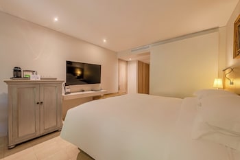 Superior Room, 1 King Bed, Balcony, Garden View