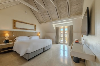 Junior Suite, 1 King Bed, Balcony, Ocean View (Butler Service)