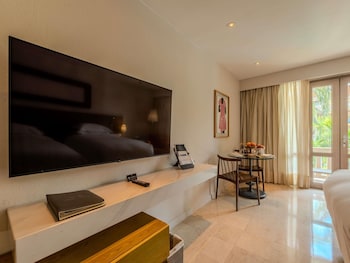 Superior Room, 2 Twin Beds, Balcony, Pool View
