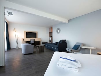 Suite, 1 Queen Bed, Balcony