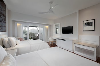 Room, 2 Twin Beds, Partial Ocean View