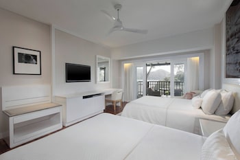 Room, 2 Twin Beds, Partial Ocean View