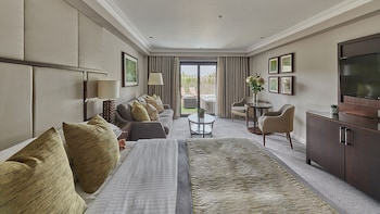 Junior Suite, 1 King Bed, Garden View