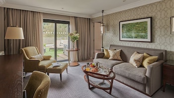 Superior Suite, 1 King Bed, Balcony, Garden View