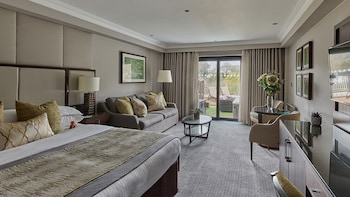 Junior Suite, 1 King Bed, Garden View