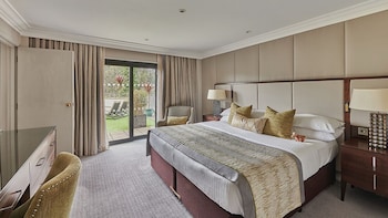 Superior Suite, 1 King Bed, Balcony, Garden View