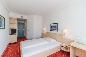 Standard Room, 1 Queen Bed