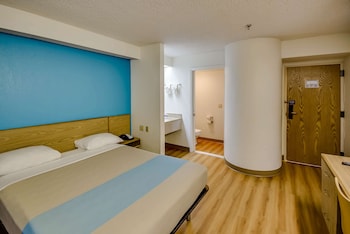 Standard Room, 1 King Bed, Smoking