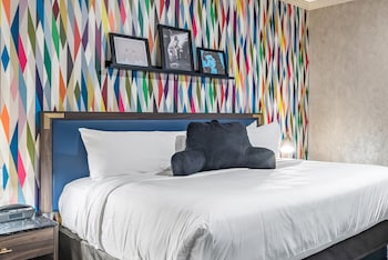 Room, Non Smoking (2 King Beds and 1 Queen Bed)