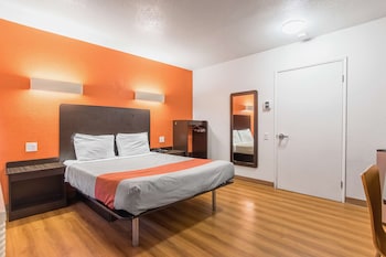 Deluxe Room, 1 Queen Bed, Smoking, Refrigerator