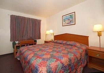 Deluxe Room, 1 Queen Bed, Smoking, Refrigerator