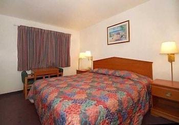 Deluxe Room, 1 Queen Bed, Smoking, Refrigerator
