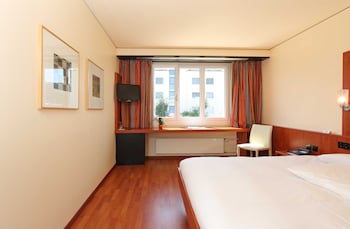 Standard Room, 1 Queen Bed