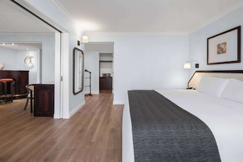 Suite, 1 King Bed, Non Smoking
