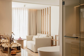 Ultimate ME + Penthouse Suite