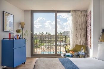 Deluxe Room, Pool View
