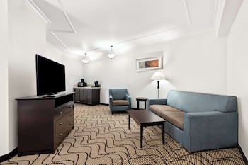 Suite, 1 King Bed, Jetted Tub, Corner