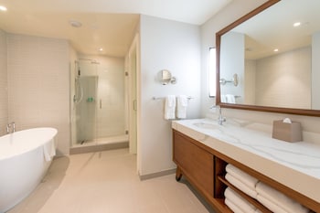 Premier Ocean Suite, 1 Bedroom, 1 King, Ocean View, Balcony