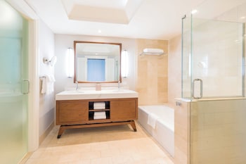 Guest Room, 1 King, Partial Ocean View