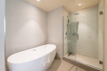 Premier Ocean Suite, 1 Bedroom, 1 King, Ocean View, Balcony