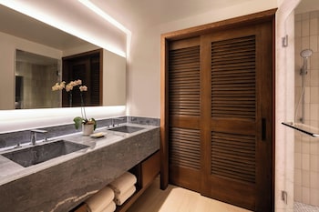 Room, 2 Queen Beds, Balcony, Beachfront (Newly Renovated)