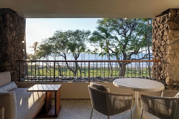 Room, 1 King Bed, Beachfront (Floor 2-4, Renovated)