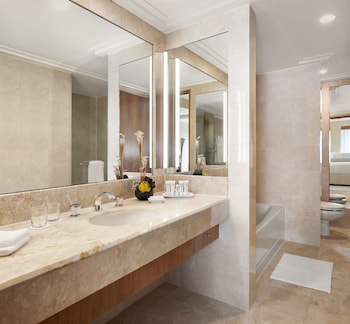 Deluxe Suite, 2 Double Beds (Junior)
