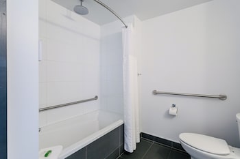 Signature Room, 1 Queen Bed, City View