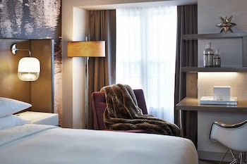 Room, 1 King Bed (Mobility/Hearing Accessible, Tub)