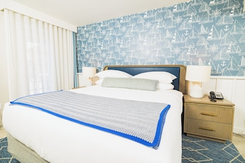 Standard Room, 1 King Bed, Bathtub Grab Bars, City View