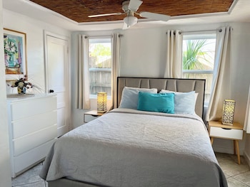 Cottage, Bay View (Bahama Breeze Room)