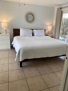 Luxury Cottage, 1 Bedroom, Hot Tub, Bay View (Rainforest Room)