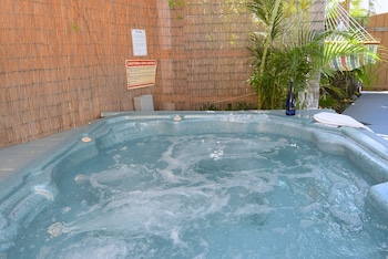 Cottage, Hot Tub, Bay View (Hibiscus Room)