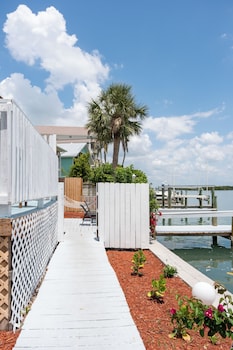Cottage, Bay View (Caribbean Room)