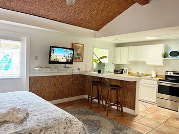 Cottage, Hot Tub, Bay View (Hibiscus Room)
