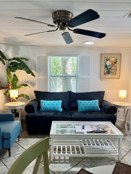 Cottage, Bay View (Bahama Breeze Room)