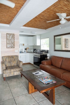 Cottage, Bay View (Caribbean Room)