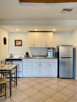 Luxury Cottage, 1 Bedroom, Hot Tub, Bay View (Rainforest Room)
