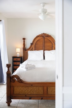 Cottage, Bay View (Caribbean Room)