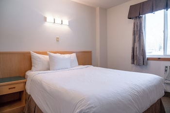 Two Bedroom Apartment, 2 Queens