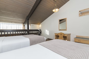 One Bedroom Loft, Queen, 2 Doubles