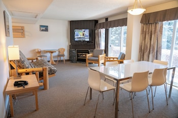 Two Bedroom Apartment, 2 Queens