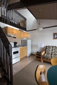 One Bedroom Loft, Queen, 2 Doubles