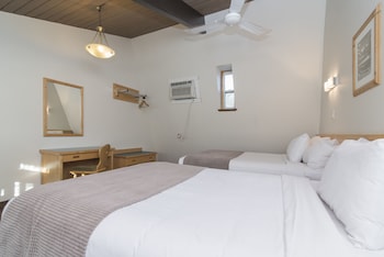 One Bedroom Loft, Queen, 2 Doubles