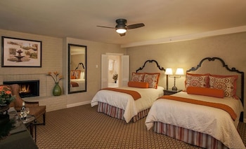 Deluxe Room, 2 Queen Beds, Fireplace