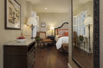 Junior Suite, 1 King Bed, Accessible