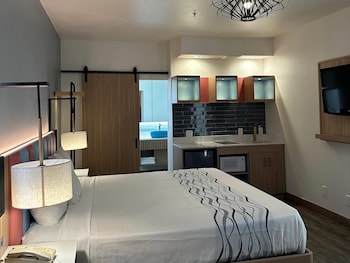 Superior Room, 1 King Bed, Non Smoking (Upgrade)
