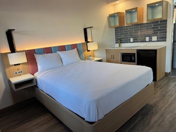 Suite, 1 Queen Bed, Non Smoking (Efficiency, Upgrade)